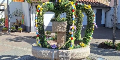Osterbrunnen in Niederkirchen am Dorfplatz